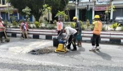 Jelang Lebaran, Dinas PUPR Gencar Tutup Lubang Aspal di Sejumlah Titik Jalan Pangkalan Bun