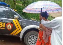 Jalan Terjal dan Sulit di Lalui, Warga Baru Lahiran di Probolinggo Pulang ke Rumah Dibantu Polisi