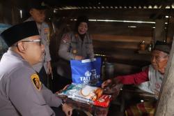 Kapolres Lampung Selatan Kunjungi Kakek Sokim, Lansia Sebatangkara di Rumah Tak Layak Huni