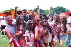 Berbagi Kebahagiaan dan Cinta, Komunitas India di Jakarta Rayakan Festival Holi