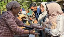 Ketua TP PKK Ciamis Tinjau Korban Banjir di Panumbangan, Salurkan Bantuan dan Beri Dukungan