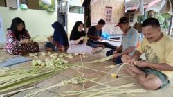 Serunya Tradisi Qunutan! Warga Pandeglang Kompak Bikin Ketupat untuk Berkah Ramadann