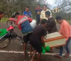 Gegara Jalan Rusak, Warga Kupang Bawa Peti Jenazah Naik Motor Harus Lewati 7 Sungai