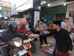 Anggota DPRD Kendal Bagikan Takjil di Jalan Raya Kaliwungu, Ratusan Paket Ludes dalam 15 Menit