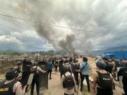 Syukuran Bupati dan Wakil Bupati Jayawijaya Ricuh, 6 Orang Luka-Luka dan 7 Kendaraan Dibakar