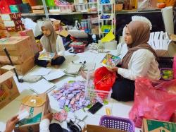 Banjir Pesanan, Perajin Amplop Angpao di Jombang Berdayakan Remaja dan Ibu Rumah Tangga