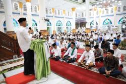 Peringati Malam Nuzulul Qur'an, Bupati Ayahwa Buka Puasa Bersama Masyarakat di Masjid Baiturrahim