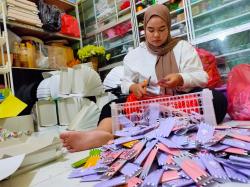 Pesanan Meningkat, Perajin Angpao Lebaran di Jombang Berdayakan Remaja dan Ibu Rumah Tangga