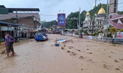 Parapat Diterjang Banjir Bandang, Kota Wisata Lumpuh Diterjang Lumpur