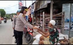 Kado Kecil di Senja Ramadan, Saat Lansia Mendapat Kejutan Takjil dari Kapolres TTU