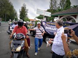 Indahnya Toleransi! Bamag Gresik Bagikan 400 Takjil untuk Umat Muslim Berpuasa