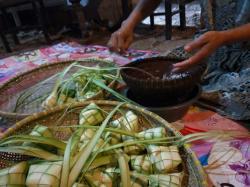 Masyarakat Lebak Lestarikan Tradisi Qunutan dengan Ketupat sebagai Simbol Kebersamaan