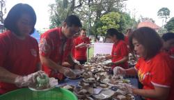 Masyarakat Tionghoa Bagikan Ribuan Porsi Nasi untuk Berbuka Puasa di Pekalongan