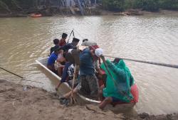 Jalan Putus Belum Diperbaiki, Para Siswa di Desa Baturagung Sekolah Menyeberang Pakai Perahu