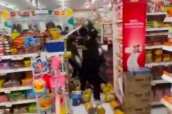 Viral Sekelompok Orang Diduga Gangster Keroyok Jukir di Minimarket hingga Tewas Bersimbah Darah