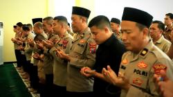 Polres Gresik Gelar Salat Gaib dan Doa Bersama untuk Polisi yang Gugur di Lampung