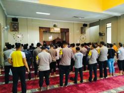 Polres Subang Gelar Sholat Ghaib untuk Anggota Polri yang Gugur di Way Kanan