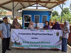 Pegadaian Kanwil XI Semarang Bagikan Paket Ramadhan untuk Bank Sampah Binaan