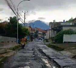 Viral! Dirujak Netizen Kondisi Jalan Menuju Kawasan Wisata di Ciampea Bogor Dibiarkan Rusak Parah