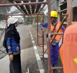 Terdampak Getaran Kendaraan, Dinding Tugu Perbatasan Gresik-Surabaya Ambrol