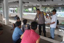 Bagikan Takjil untuk Sopir Truk di Pelabuhan BBJ dalam Rangka Safari Ramadhan