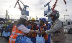 PTP Nonpetikemas Bagikan Ratusan Takjil Gratis di Pelabuhan Tanjung Priok