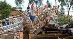 Angin puting beliung Terjang Cikarang, Sejumlah Bangunan Rusak dan Satu Tower BTS Roboh