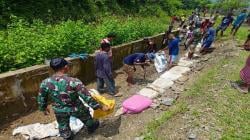 Cegah Luapan Banjir, Satgas Pamtas RI-RDTL Yonarhanud Bantu Warga Manamas Bersihkan Drainase