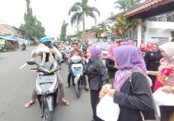 Ramadhan, IKIAD dan Dharma Wanita DPRD Kuningan Bagikan Takjil dan Nasi Kotak