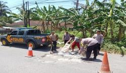 Minimalisasi Kecelakaan, Polisi Tambal Jalan Berlubang di Cikalong Tasikmalaya