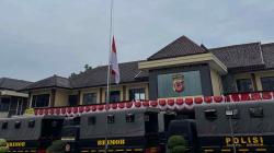 Polres Tasikmalaya Kota dan Polsek Kibarkan Bendera Setengah Tiang, Hormati 3 Personel yang Gugur