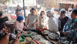 Wamendagri Borong Ikan Asin Kere di Pasar Cikurubuk Tasikmalaya, Pedagang Heboh: Ganteng Ih