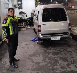 Hilang Kendali, Mobil Carry Terguling di Depan Stasiun Waru, Lalu Lintas Sempat Lumpuh