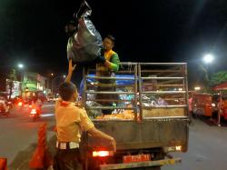 Gerak Cepat Pramuka Banyumas Bersihkan Sampah Peserta Nobar Indonesia Vs Australia