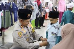 Momen Haru Saat Kapolres Grobogan Ajak Belasan Anak Yatim Piatu Beli Baju Baru Untuk Lebaran