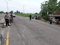 Pengendara Motor Tewas Tertabrak Truk Boks di Jombang, Begini Tips Aman Saat Nyebrang Jalan