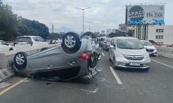 Honda Brio Terguling Usai Ditabrak PIkap di Flyover Pasupati Bandung, 2 Orang Luka-luka