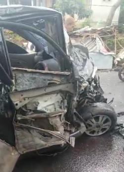 Diduga Mengantuk, Minibus Adu Banteng Dengan Truk di Jalan Raya Wringin