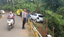 Hilang Kendali, Mobil Daihatsu Ayla Terjun ke Sungai di Tasikmalaya