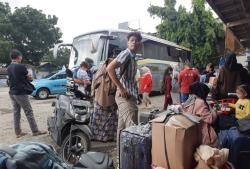 Suasana Pemudik Lebaran di Pool Bus Antar Kota Antar Provinsi di Pondok Pinang