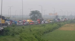 Banyak Pemudik Kehabisan Saldo E-Toll, Ribuan Kendaraan Antre di Gerbang Tol Pejagan