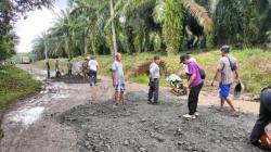 Tak Ada Tanggapan Pemkab, Warga Desa Tambak Lebak Patungan Perbaiki Jalan Rusak