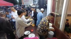 Ratusan Warga Berebut Takjil Gratis Nasi Khas Timur Tengah