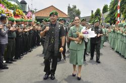 Tradisi Satuan Sambut Komandan Kodim 0735/Surakarta Letkol Inf  Fictor Juradi Situmorang