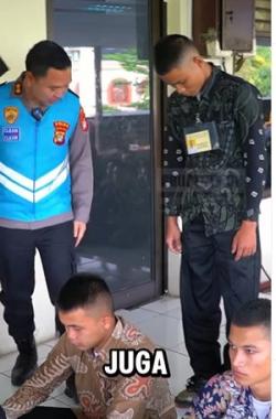 Momen Haru ! Pakai Sepatu Bolong, Kukuh Ikuti Tes Kesehatan Calon Siswa Polisi