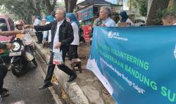 Berkah Ramadhan, BPJS Ketenagakerjaan Bandung Suci Bagikan Takjil ke Pengguna Jalan