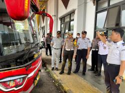 Keselamatan Arus Mudik, Polres Depok Periksa Kesehatan Sopir dan Kelaikan Bus di Terminal Jatijajar