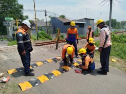 Daop 7 Madiun Pasang Speed Bump di 42 Perlintasan Sebidang, Minimalkan Potensi Kecelakaan KA