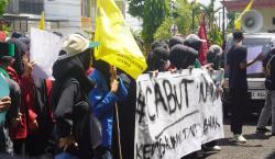 Demo Tolak UU TNI di Kota Banjar Ricuh, Kantor DPRD Disegel