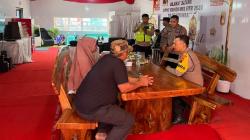 Ngamuk Dalam Mobil, Seorang Perempuan Ditenangkan Petugas Pos Terpadu Sukoharjo Kota
